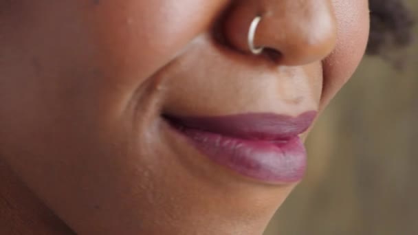 Крупный План Улыбающейся Женщины Идеальными Белыми Зубами Счастливая Женщина Кольцом — стоковое видео