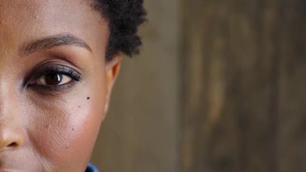 Closeup Eye African Woman Afro Standing Blurred Background Copyspace Face — Vídeo de Stock