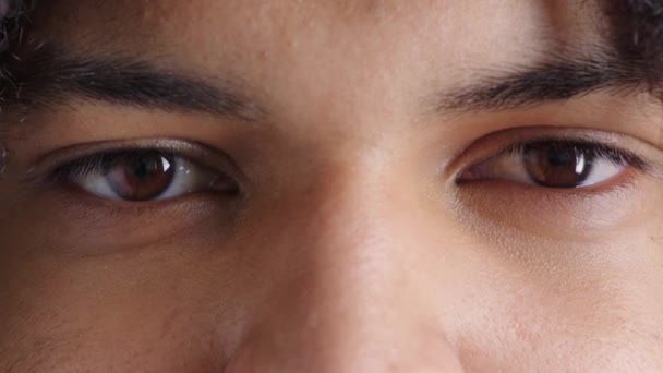 Крупным Планом Лицо Человека Глаза Носили Контактные Линзы Улучшить Зрение — стоковое видео