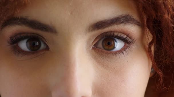 Крупным Планом Лицо Женщины Широко Открывающей Глаза Бодрствующей Сознающей Ясно — стоковое видео