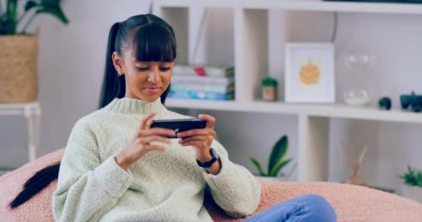 Gadis Muda Bermain Game Mobile Telepon Rumah Seorang Remaja Santai — Stok Video