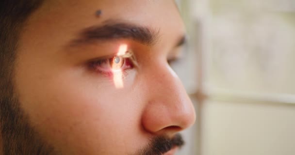 Closeup Slit Lamp Machine Testing Patients Eye Pupil Reflex Optician — Stockvideo