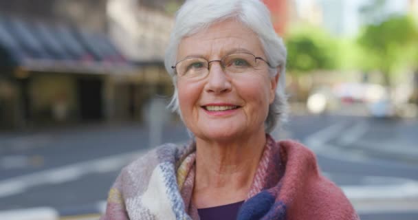 Porträt Einer Selbstbewussten Seniorin Einem Coolen Und Trendigen Schal Die — Stockvideo