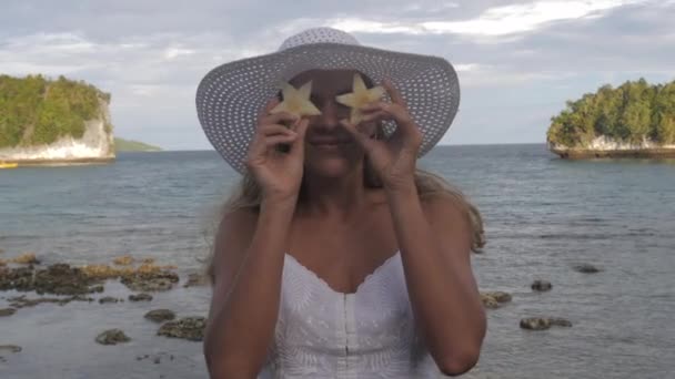 Filmagem Vídeo Uma Mulher Posando Com Estrelas Recorte Praia — Vídeo de Stock