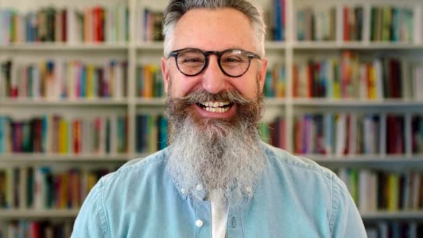Senior Male Librarian Laughing Library Bookshelves Background Portrait Stylish Trendy — 图库视频影像