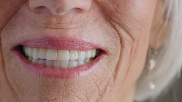 Closeup Teeth Senior Woman Wrinkles Mouth Old Lady Yellowed Imperfect — ストック動画