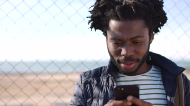Черный Мужчина Пишет Соцсетях Используя Телефон Улице Парке Красивый Африканский — стоковое видео