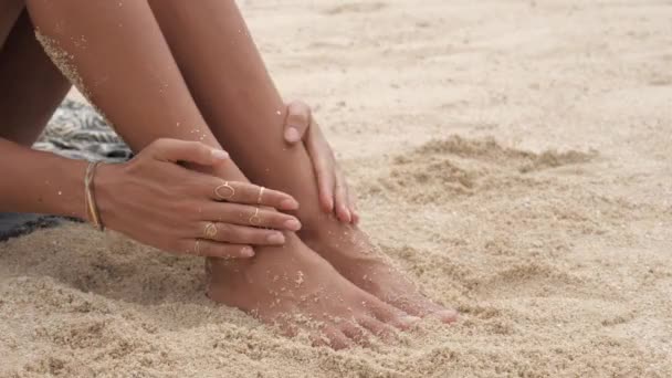 Видео Неузнаваемая Женщина Растирает Песок Ноги Расслабляясь Одиночестве Пляже — стоковое видео