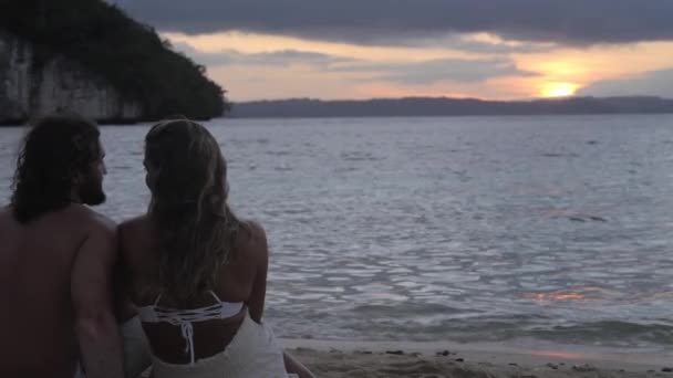 Video Filmación Una Pareja Joven Cariñosa Sentados Juntos Playa Atardecer — Vídeo de stock