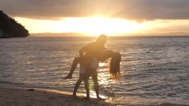 Video Kochającą Się Młodą Parą Tańczącą Razem Plaży Zachodzie Słońca — Wideo stockowe