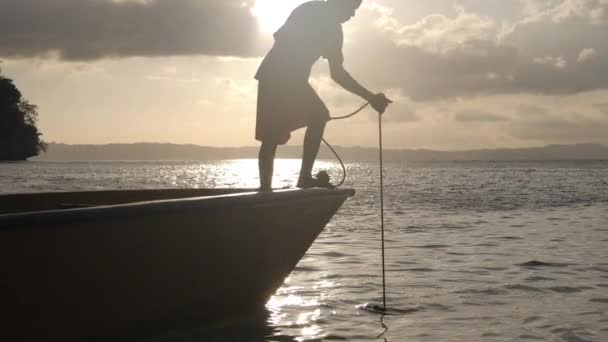 Видеозапись Молодого Моряка Дергающего Якорную Веревку Стоя Лодке Море — стоковое видео