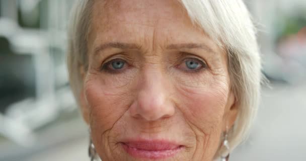 Closeup Portrait Mature Woman Face Blurry Urban Background Zoom Grey — Stockvideo