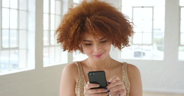 Woman Afro Texting Phone Thinking Browsing Social Media Young Funky — Stok Video