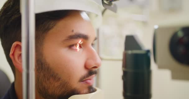 Closeup Slit Lamp Machine Testing Eye Pupil Reflexes Male Patient — Stockvideo