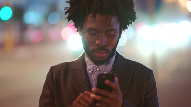 Чорний Хлопець Перевіряє Соціальні Мережі Очікуванні Таксі Центрі Міста Портрет — стокове відео