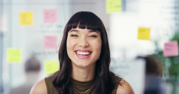 Video Záběry Atraktivní Mladé Podnikatelky Foukání Polibky Při Stání Moderní — Stock video