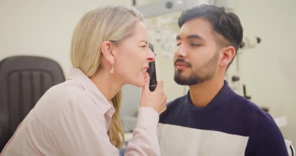 Optometrist Doing Eye Test Patient Clinic Female Optician Assessing Vision — Stockvideo