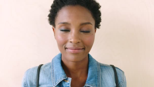 Mujer Africana Joven Moda Sonriendo Riendo Con Alegría Ante Cámara — Vídeo de stock