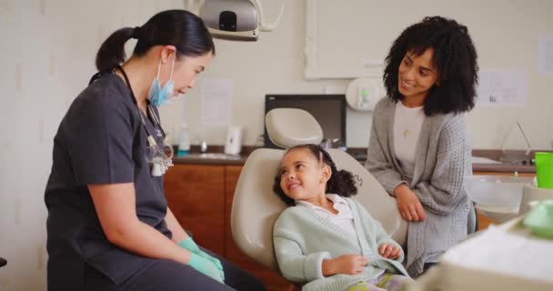 Детский Стоматолог Связывается Ребенком Разговаривает Объясняет Стоматологическую Процедуру Консультации Одним — стоковое видео