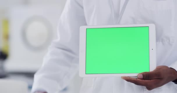 Video Footage Unrecognizable Male Scientist Pointing Digital Tablet Hes Holding — Vídeo de Stock