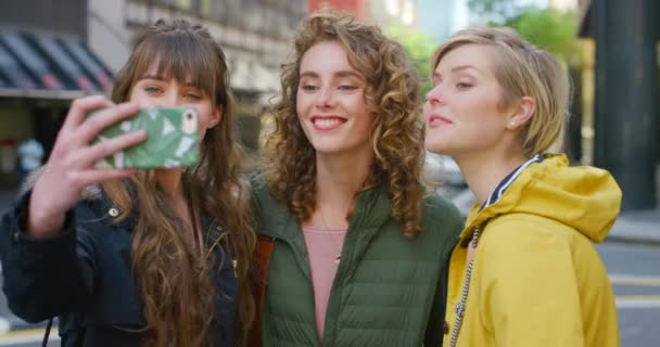 Grupo Amigos Alegres Tomando Una Selfie Con Teléfono Ciudad Mujeres — Vídeos de Stock