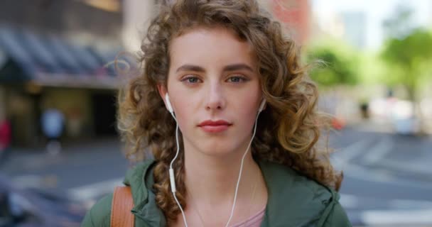 Portrét Studenta Chladným Přístupem Poslouchajícího Hudbu Sluchátky Městském Městě Moderní — Stock video
