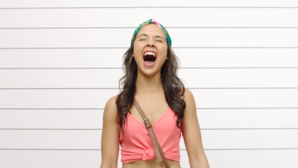 Vzrušená Retro Trendy Dívka Křičí Směje Radostí Šťastná Stylová Latinská — Stock video