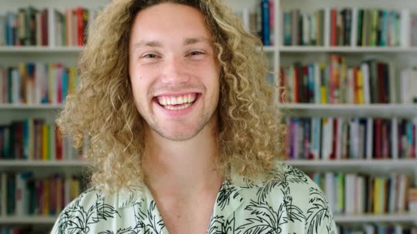 Okul Kütüphanesinde Halk Merkezinde Gülen Adamın Portresi Gülümseyen Genç Komik — Stok video