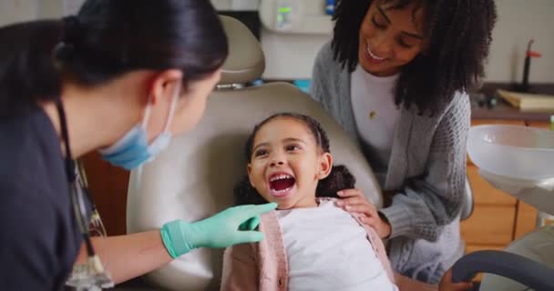 Счастливая Веселая Маленькая Девочка Дантиста Ежегодного Планового Обследования Ассистент Стоматолога — стоковое видео