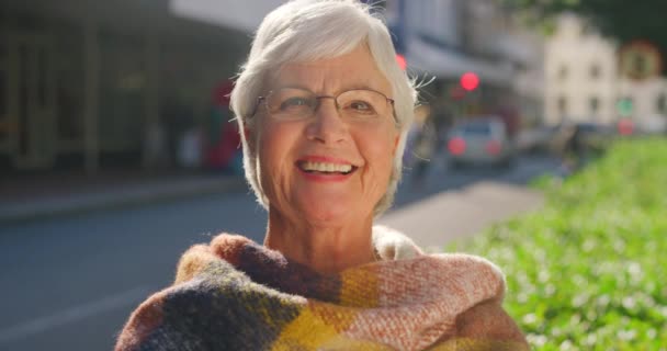 Una Mujer Mayor Con Estilo Que Disfruta Moda Pie Fuera — Vídeos de Stock