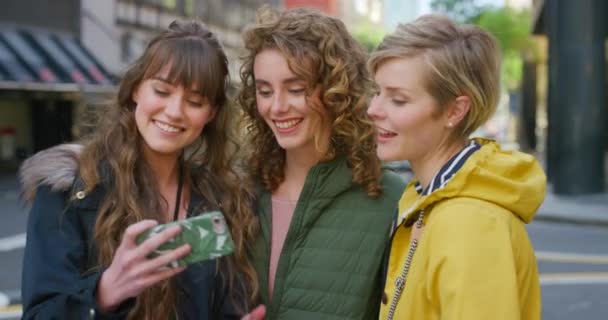 Group Cheerful Friends Taking Selfie Phone City Happy Joyful Women — Stockvideo