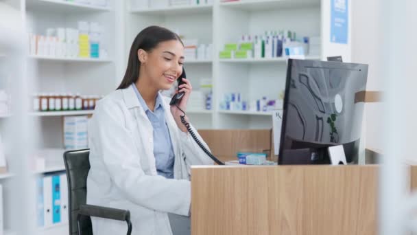 Фармацевтическая Женщина Разговаривает Телефону Давая Советы Клиенту Возможностях Лечения Гриппа — стоковое видео
