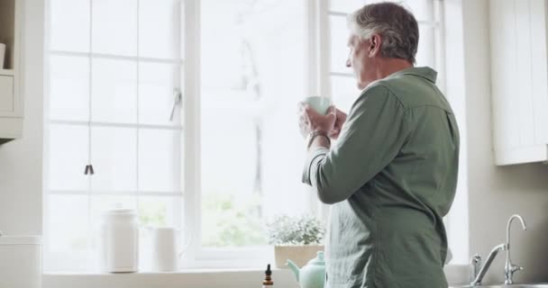 Videoaufnahmen Eines Älteren Mannes Der Hause Eine Tasse Medizinischen Tee — Stockvideo