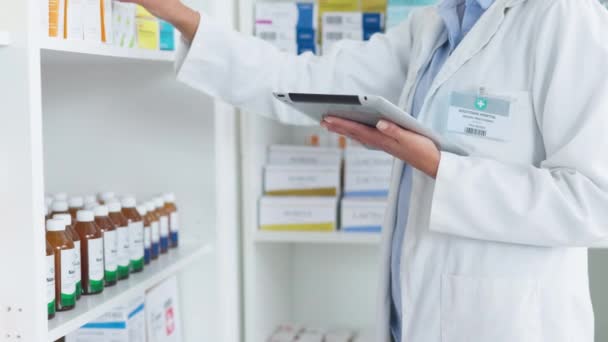 Farmacêutico Que Usa Comprimido Digital Verificar Medicação Prescrita Uma Farmácia — Vídeo de Stock
