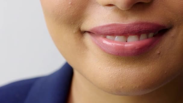 Крупный План Женщины Улыбающейся Смеющейся Радости Увеличьте Губы Губы Зубы — стоковое видео