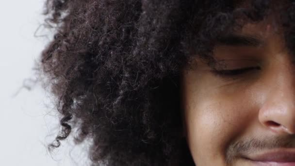 Zbliżenie Czarnego Faceta Kręconymi Afro Włosami Uśmiechniętymi Śmiejącymi Się Kamery — Wideo stockowe