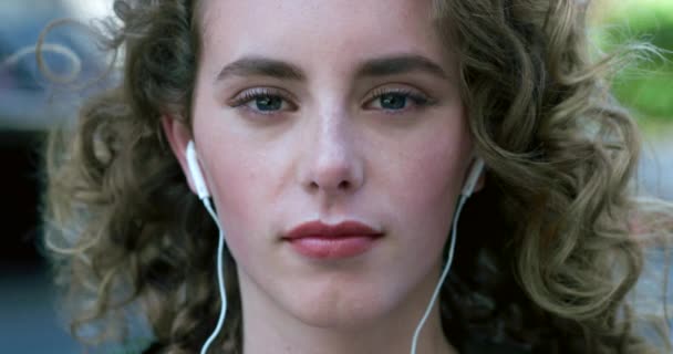 Portrait Young Woman Listening Music Podcasts Earphones Busy Urban City — Stockvideo
