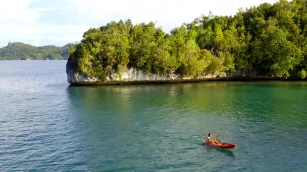 Drone Filmato Uomo Kayak Sull Oceano Indonesiano — Video Stock
