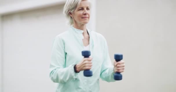 Video Footage Active Senior Woman Power Walking While Holding Dumbbells — Stockvideo