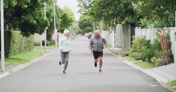 Videobeelden Van Een Actief Seniorenpaar Dat Overdag Samen Hun Buurt — Stockvideo