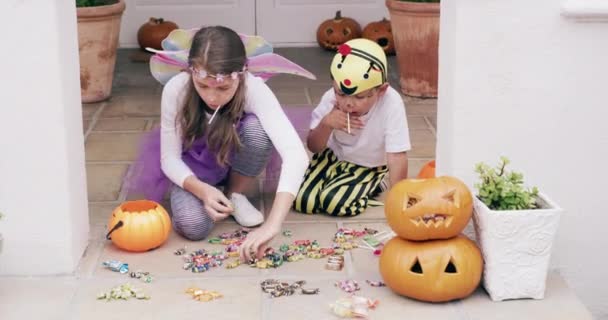 Video Footage Two Adorable Young Siblings Gathering Candy Together Home — Stockvideo