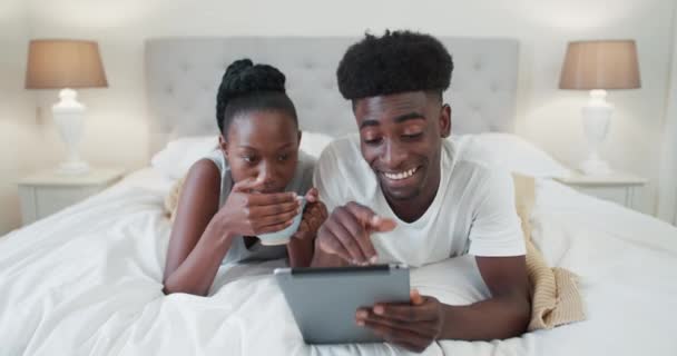 Video Footage Affectionate Young Couple Using Digital Tablet Together Bedroom — Vídeos de Stock
