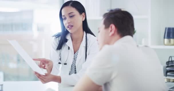 Videoaufnahmen Einer Jungen Frau Die Mit Einer Patientin Ihrem Sprechzimmer — Stockvideo