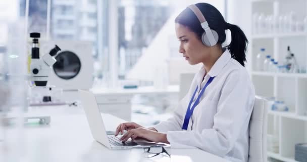 Video Footage Young Scientist Using Headphones Laptop Laboratory — Stok video