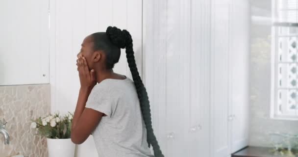 Video Filmación Joven Cariñoso Abrazando Esposa Por Detrás Mientras Ella — Vídeo de stock