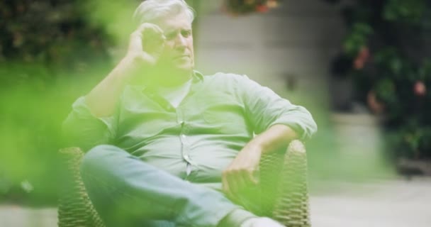 Видеозапись Пожилого Человека Курящего Марихуану Своем Саду Дома — стоковое видео