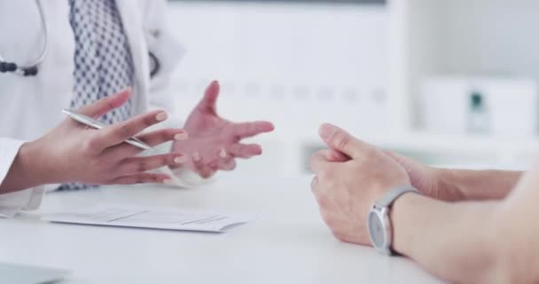 Imágenes Video Médico Revisando Papeleo Con Paciente Sala Consulta — Vídeos de Stock