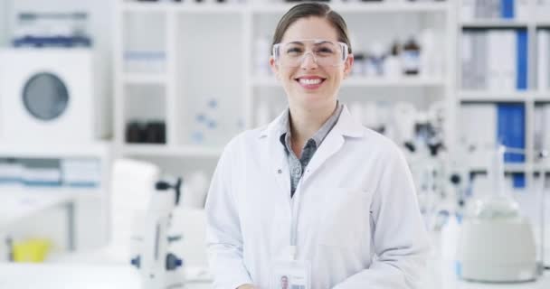 Imagens Vídeo Uma Mulher Confiante Trabalhando Laboratório — Vídeo de Stock