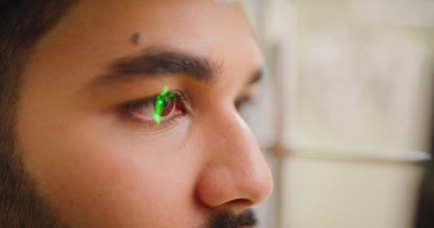 Человек Использующий Биометрический Сканер Безопасности Войти Офисное Здание Молодой Мужчина — стоковое видео