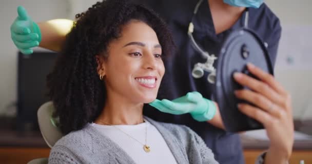 Οδοντίατρος Δείχνει Θηλυκό Καθρέφτη Ασθενή Για Ελέγξετε Δόντια Της Μετά — Αρχείο Βίντεο